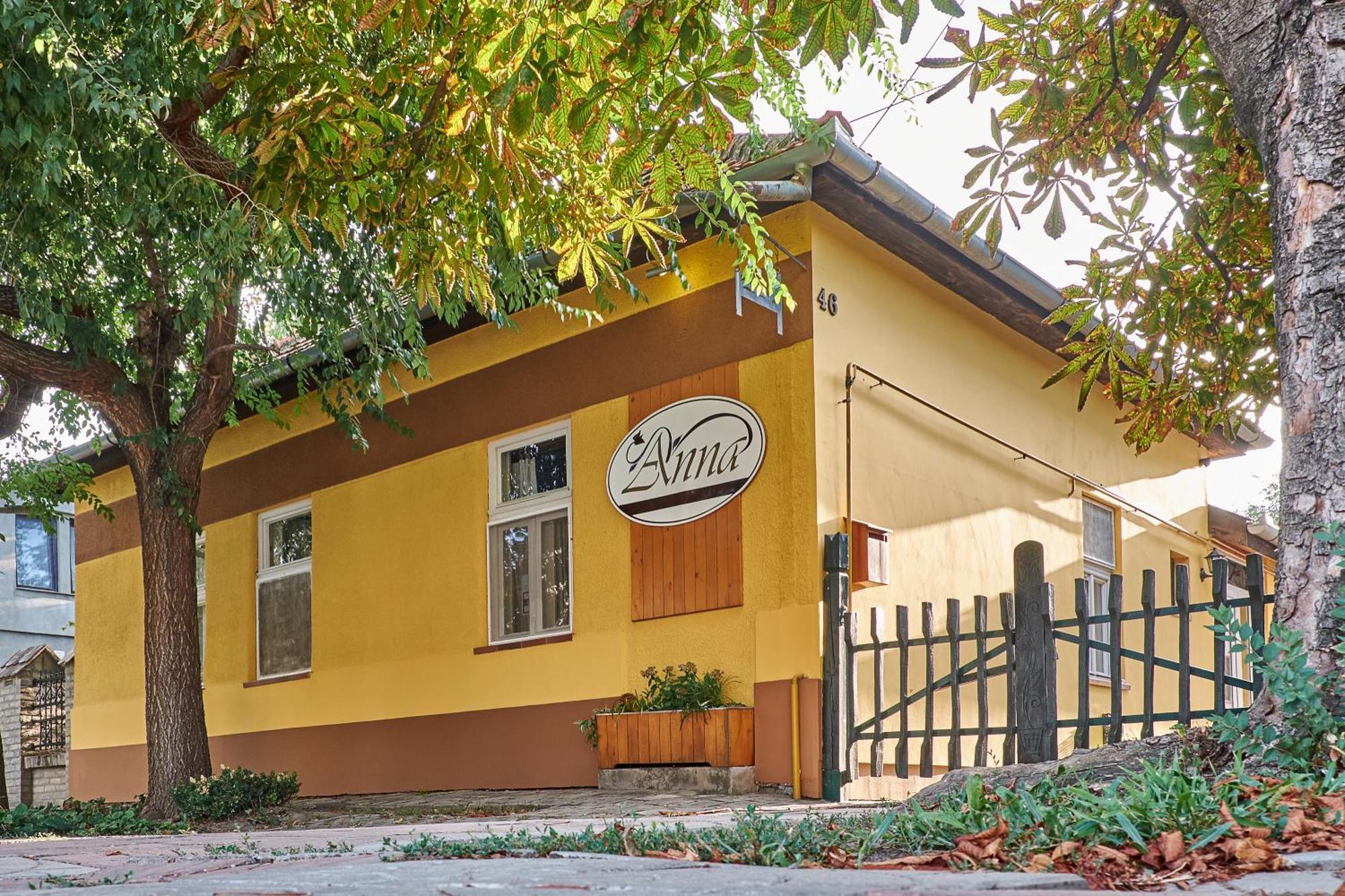 Ana Guesthouse Senta Esterno foto
