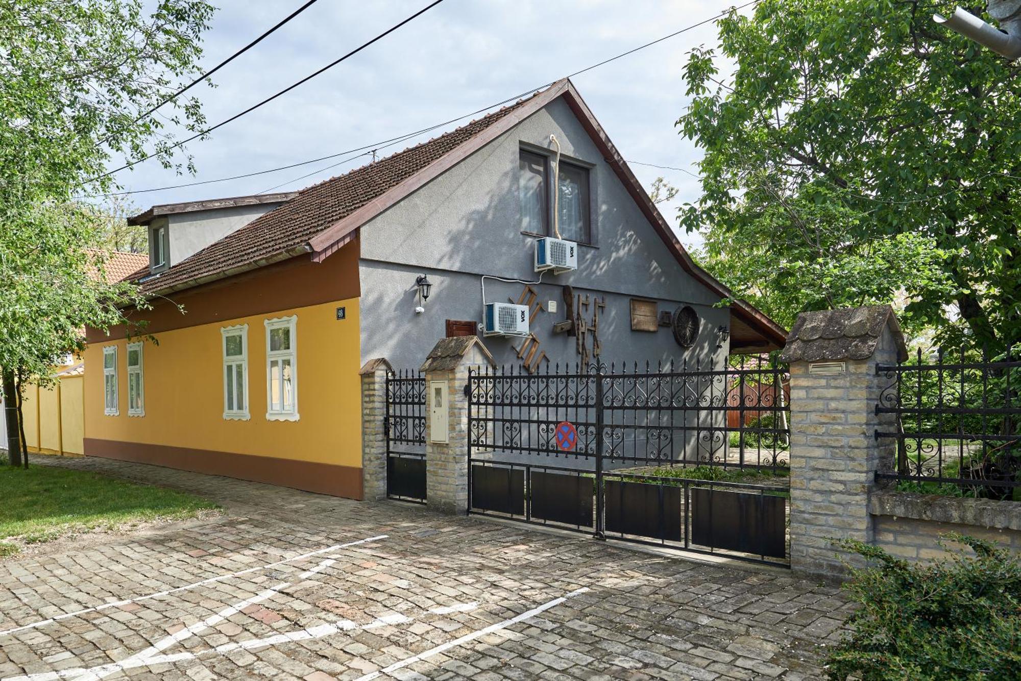 Ana Guesthouse Senta Esterno foto