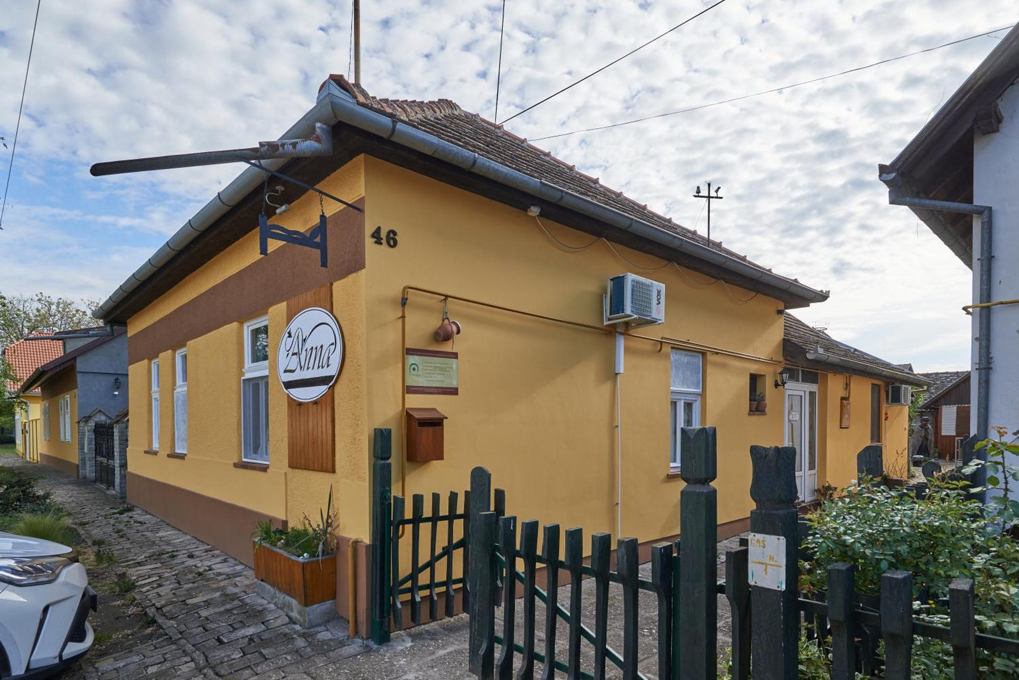 Ana Guesthouse Senta Esterno foto